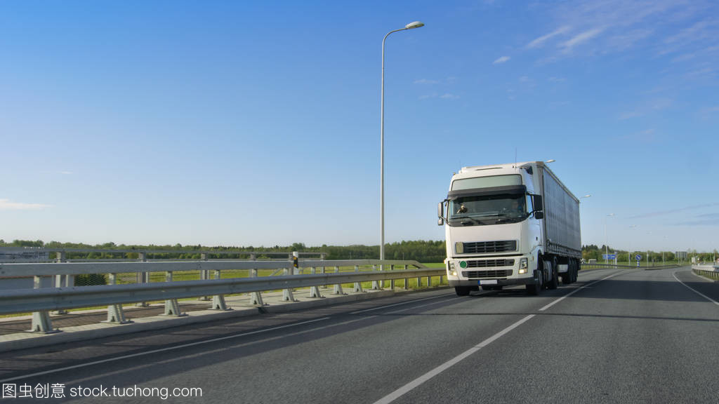 大白半卡车与货物拖车 工业运输中的高效组合与智能化拖车管理后台