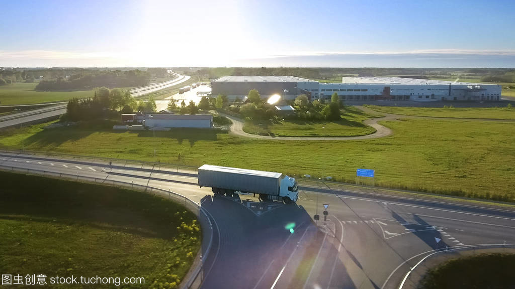 高效协同 基于鸟瞰图技术的白色半卡车与货物拖车高速公路智能管理后台