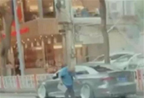 轮毅上的“贵族”记号 奥迪违停引出的秩序与敬畏